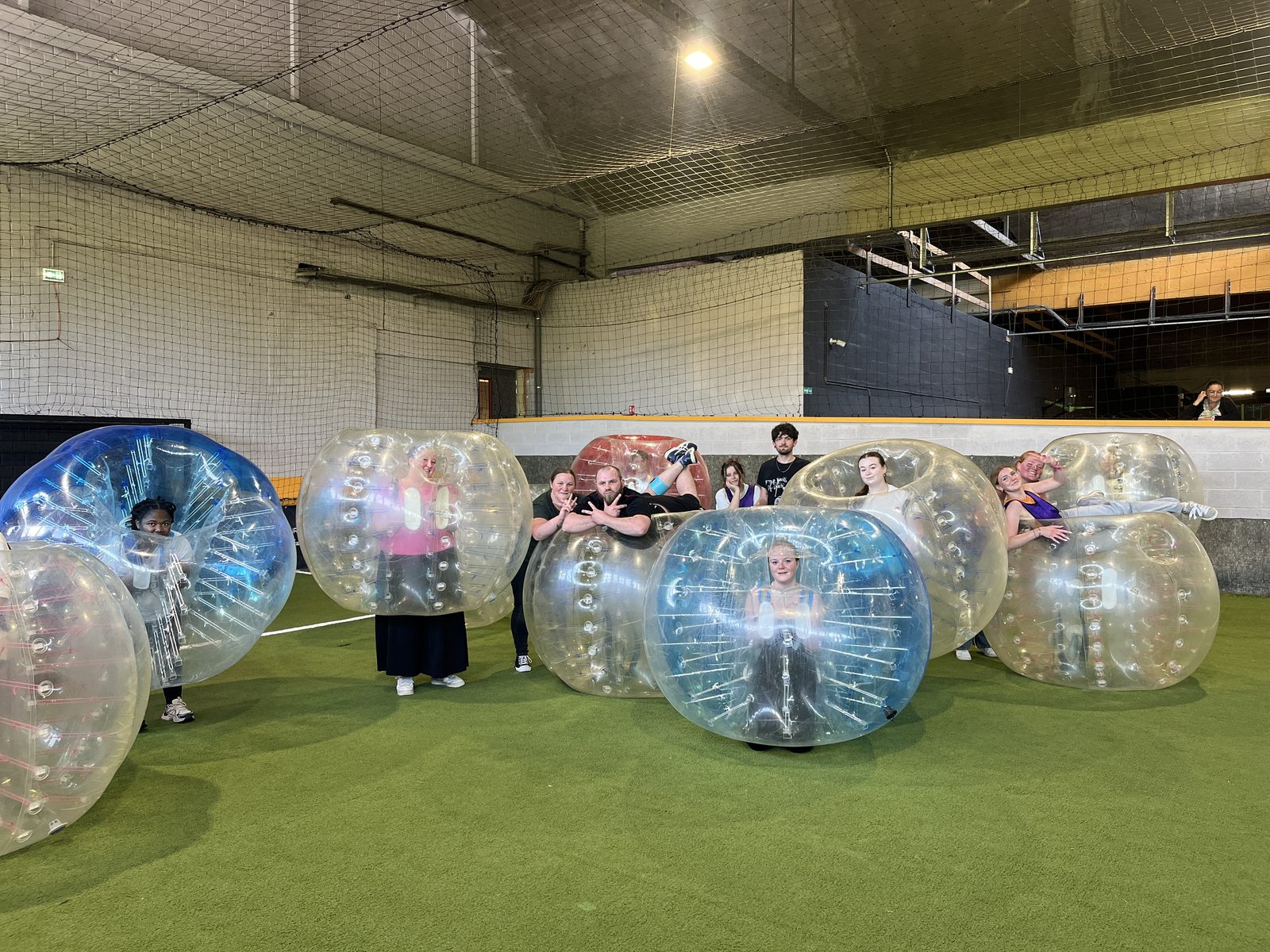 Un groupe d'amis et de famille en session de Bubble Foot chez Team Square